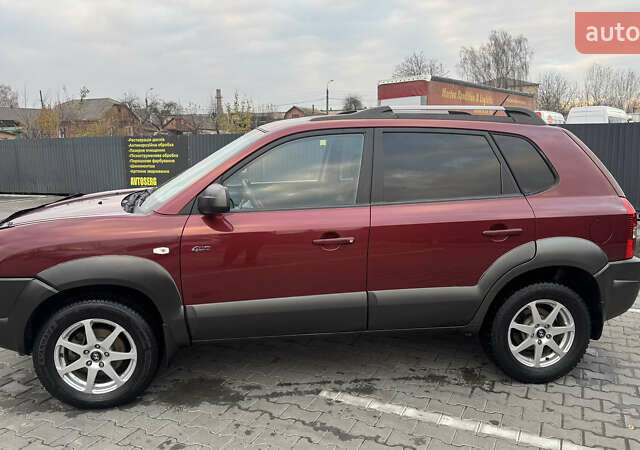 Красный Хендай Туксон, объемом двигателя 2 л и пробегом 255 тыс. км за 6999 $, фото 5 на Automoto.ua