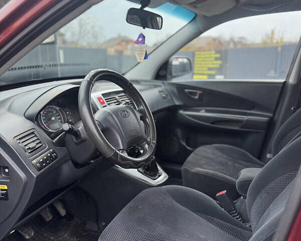 Красный Хендай Туксон, объемом двигателя 2 л и пробегом 255 тыс. км за 6999 $, фото 13 на Automoto.ua