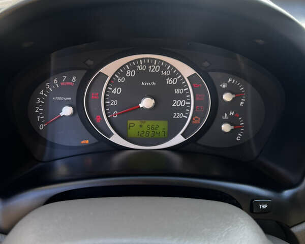 Красный Хендай Туксон, объемом двигателя 1.98 л и пробегом 132 тыс. км за 7850 $, фото 6 на Automoto.ua