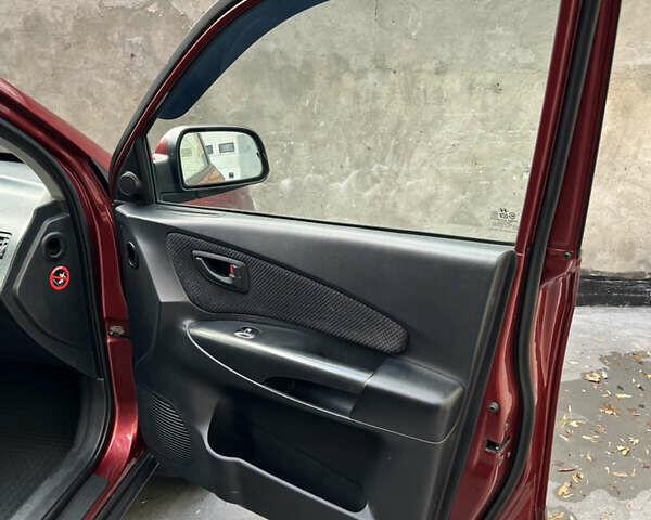 Красный Хендай Туксон, объемом двигателя 1.98 л и пробегом 160 тыс. км за 7900 $, фото 4 на Automoto.ua