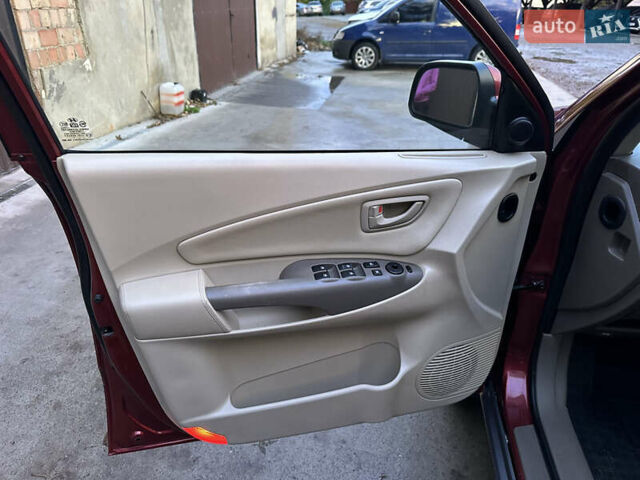 Красный Хендай Туксон, объемом двигателя 1.99 л и пробегом 145 тыс. км за 7999 $, фото 19 на Automoto.ua