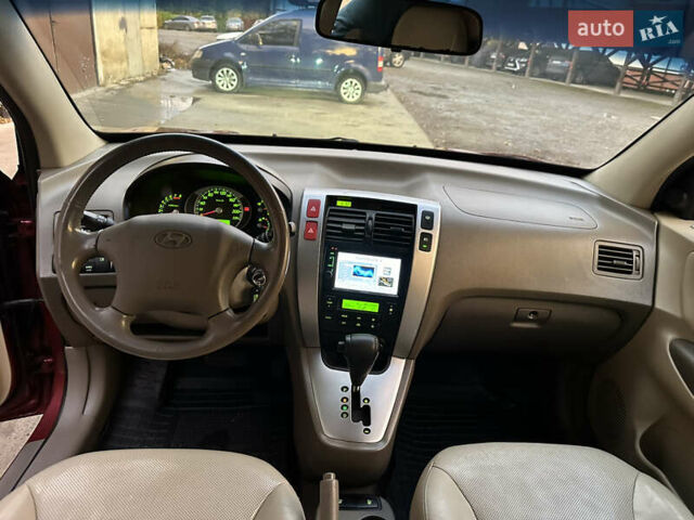 Красный Хендай Туксон, объемом двигателя 1.99 л и пробегом 145 тыс. км за 7999 $, фото 25 на Automoto.ua