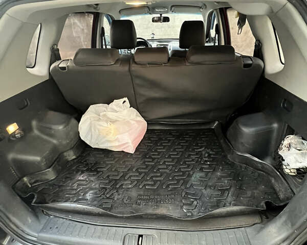 Красный Хендай Туксон, объемом двигателя 1.98 л и пробегом 160 тыс. км за 7900 $, фото 7 на Automoto.ua