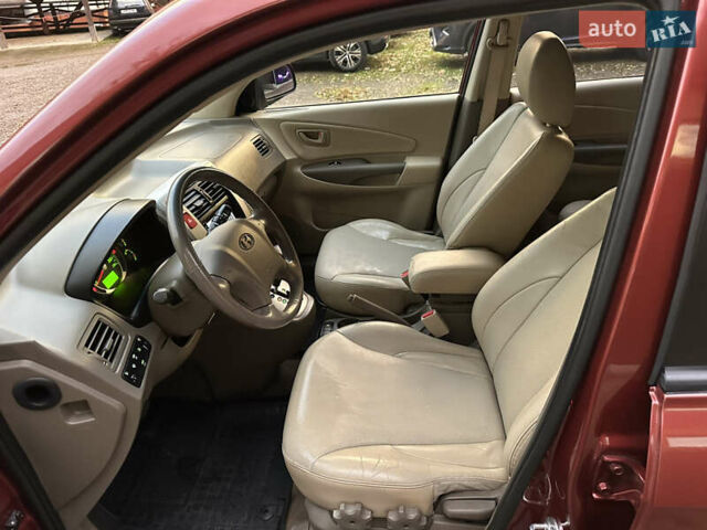 Красный Хендай Туксон, объемом двигателя 1.99 л и пробегом 145 тыс. км за 7999 $, фото 22 на Automoto.ua