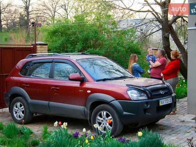 Красный Хендай Туксон, объемом двигателя 1.98 л и пробегом 231 тыс. км за 8500 $, фото 7 на Automoto.ua