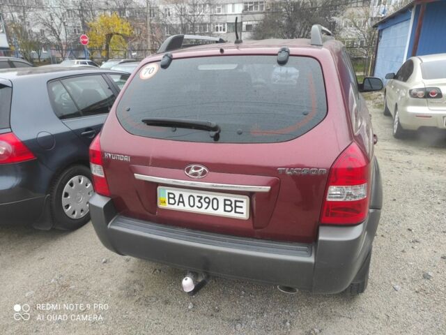 Красный Хендай Туксон, объемом двигателя 2 л и пробегом 207 тыс. км за 8479 $, фото 7 на Automoto.ua