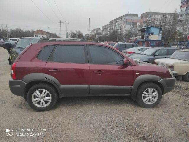 Красный Хендай Туксон, объемом двигателя 2 л и пробегом 207 тыс. км за 8479 $, фото 6 на Automoto.ua