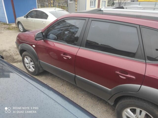 Красный Хендай Туксон, объемом двигателя 2 л и пробегом 207 тыс. км за 8479 $, фото 2 на Automoto.ua