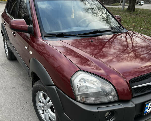 Красный Хендай Туксон, объемом двигателя 1.98 л и пробегом 132 тыс. км за 7850 $, фото 1 на Automoto.ua