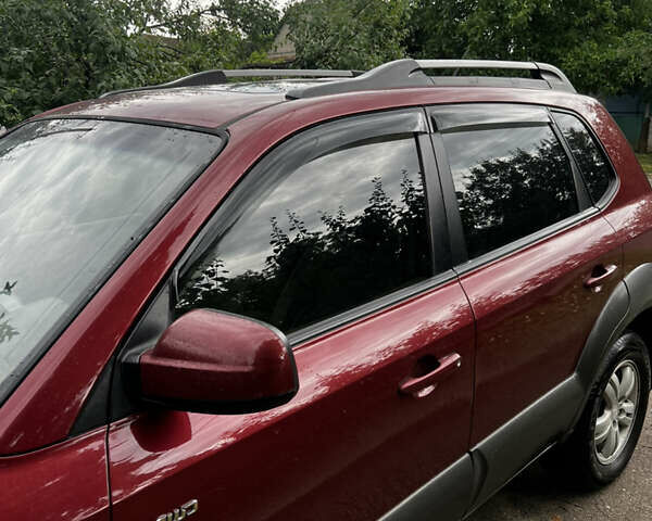 Красный Хендай Туксон, объемом двигателя 1.98 л и пробегом 132 тыс. км за 7850 $, фото 18 на Automoto.ua