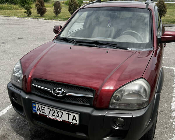 Красный Хендай Туксон, объемом двигателя 1.98 л и пробегом 132 тыс. км за 7850 $, фото 19 на Automoto.ua