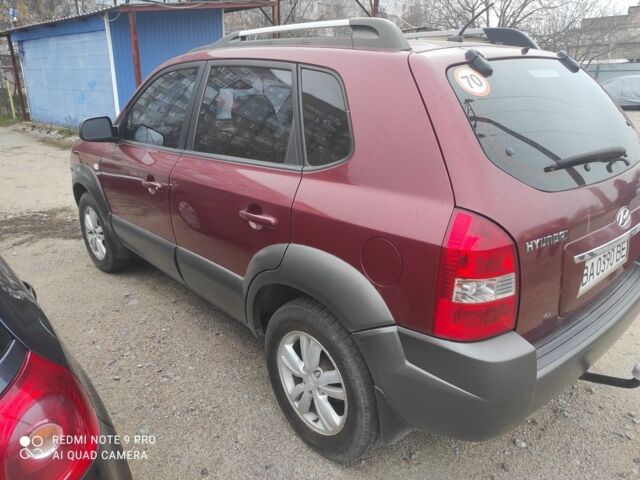 Красный Хендай Туксон, объемом двигателя 2 л и пробегом 207 тыс. км за 8479 $, фото 4 на Automoto.ua