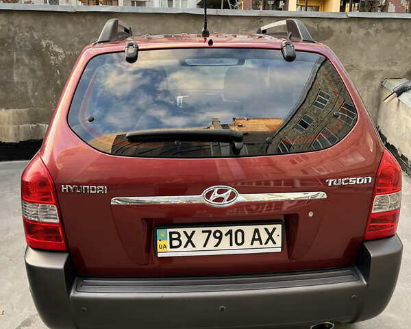 Красный Хендай Туксон, объемом двигателя 1.98 л и пробегом 160 тыс. км за 7900 $, фото 2 на Automoto.ua