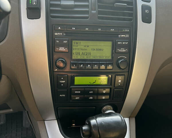 Красный Хендай Туксон, объемом двигателя 1.98 л и пробегом 132 тыс. км за 7850 $, фото 7 на Automoto.ua