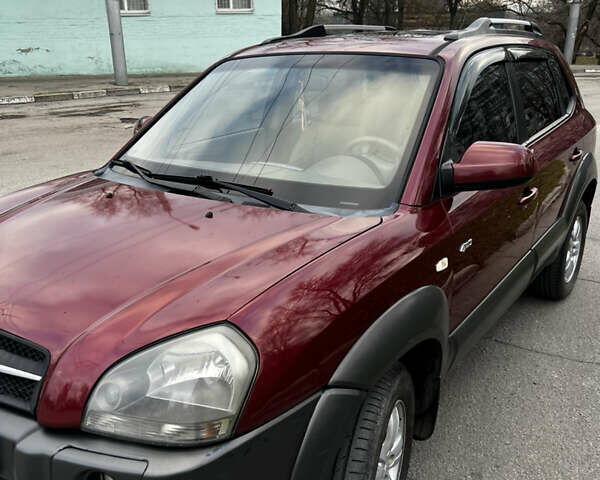 Красный Хендай Туксон, объемом двигателя 1.98 л и пробегом 132 тыс. км за 7850 $, фото 2 на Automoto.ua