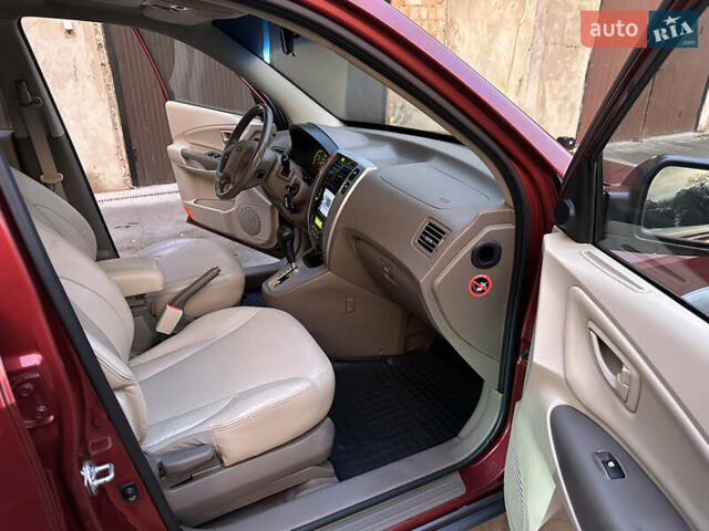 Красный Хендай Туксон, объемом двигателя 1.99 л и пробегом 145 тыс. км за 7999 $, фото 32 на Automoto.ua