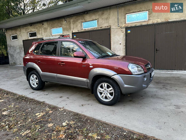 Красный Хендай Туксон, объемом двигателя 1.99 л и пробегом 145 тыс. км за 7999 $, фото 7 на Automoto.ua