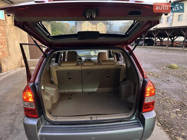 Красный Хендай Туксон, объемом двигателя 1.99 л и пробегом 145 тыс. км за 7999 $, фото 27 на Automoto.ua