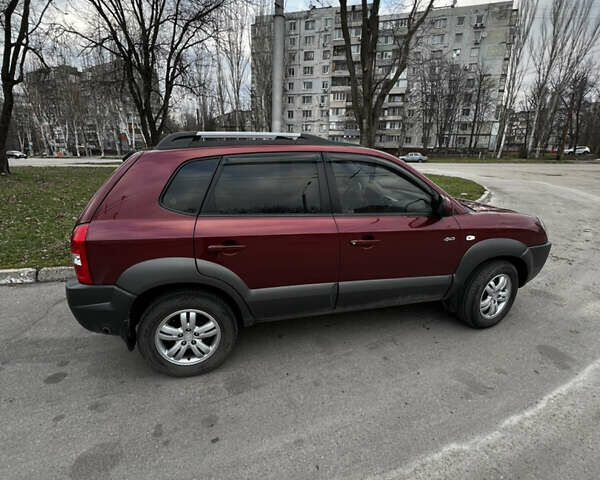 Красный Хендай Туксон, объемом двигателя 1.98 л и пробегом 132 тыс. км за 7850 $, фото 5 на Automoto.ua