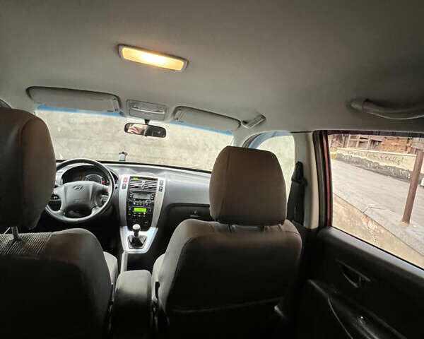 Красный Хендай Туксон, объемом двигателя 1.98 л и пробегом 160 тыс. км за 7900 $, фото 10 на Automoto.ua