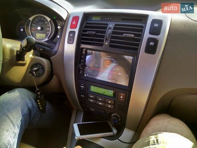 Красный Хендай Туксон, объемом двигателя 1.98 л и пробегом 231 тыс. км за 8500 $, фото 6 на Automoto.ua