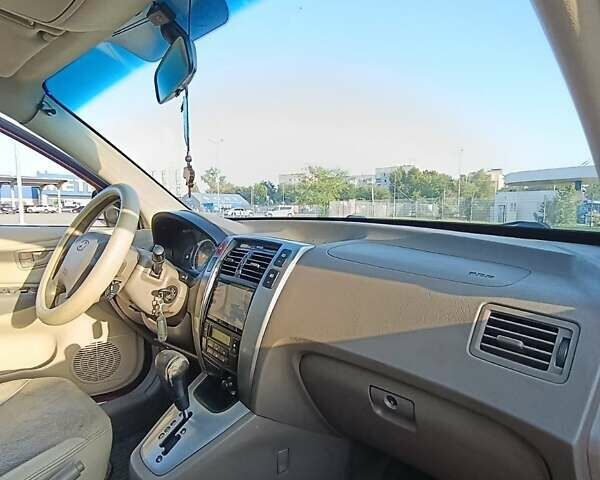 Красный Хендай Туксон, объемом двигателя 1.98 л и пробегом 251 тыс. км за 8500 $, фото 6 на Automoto.ua