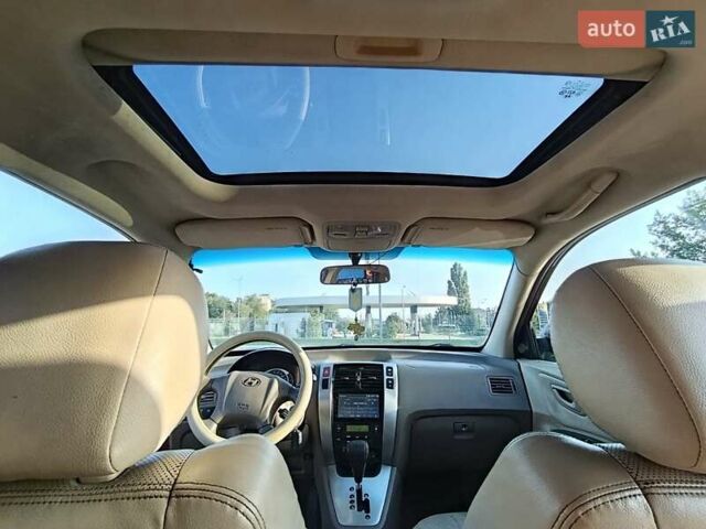 Красный Хендай Туксон, объемом двигателя 1.98 л и пробегом 251 тыс. км за 8500 $, фото 5 на Automoto.ua