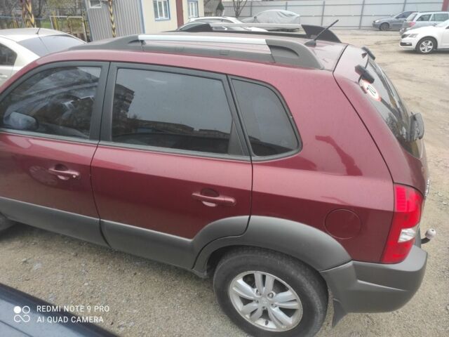Красный Хендай Туксон, объемом двигателя 2 л и пробегом 207 тыс. км за 8479 $, фото 3 на Automoto.ua