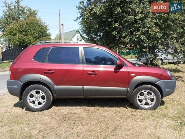 Красный Хендай Туксон, объемом двигателя 1.98 л и пробегом 138 тыс. км за 8899 $, фото 7 на Automoto.ua
