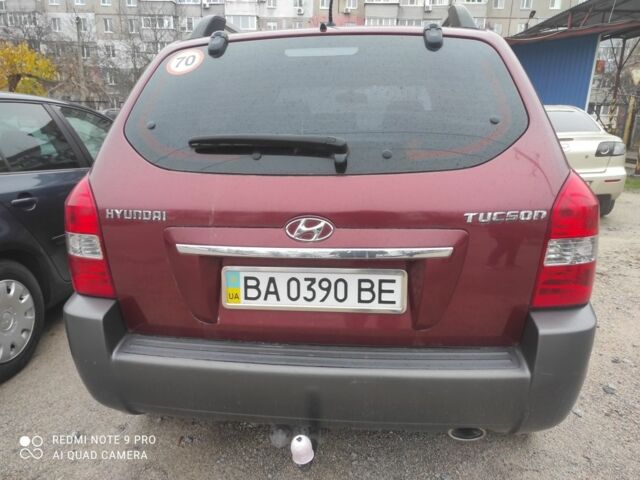 Красный Хендай Туксон, объемом двигателя 2 л и пробегом 207 тыс. км за 8479 $, фото 5 на Automoto.ua