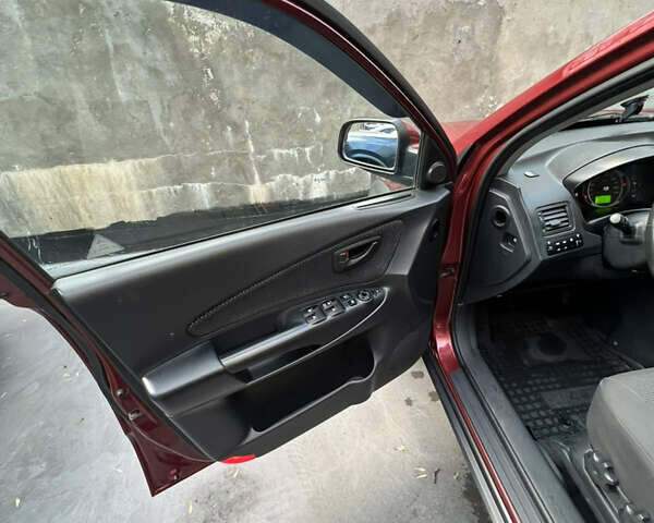 Красный Хендай Туксон, объемом двигателя 1.98 л и пробегом 160 тыс. км за 7900 $, фото 11 на Automoto.ua