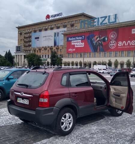 Красный Хендай Туксон, объемом двигателя 1.98 л и пробегом 231 тыс. км за 8500 $, фото 3 на Automoto.ua