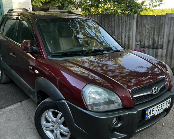 Красный Хендай Туксон, объемом двигателя 1.98 л и пробегом 132 тыс. км за 7850 $, фото 15 на Automoto.ua