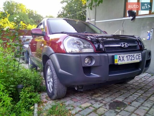 Красный Хендай Туксон, объемом двигателя 1.98 л и пробегом 231 тыс. км за 8500 $, фото 2 на Automoto.ua