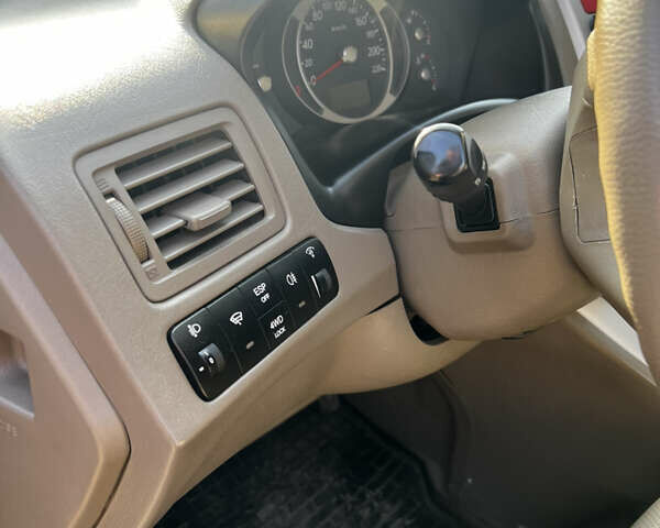 Красный Хендай Туксон, объемом двигателя 1.98 л и пробегом 132 тыс. км за 7850 $, фото 13 на Automoto.ua