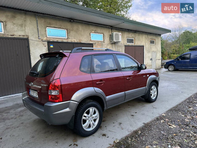 Красный Хендай Туксон, объемом двигателя 1.99 л и пробегом 145 тыс. км за 7999 $, фото 9 на Automoto.ua