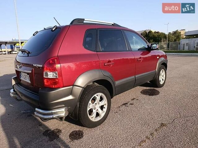 Красный Хендай Туксон, объемом двигателя 1.98 л и пробегом 251 тыс. км за 8500 $, фото 2 на Automoto.ua