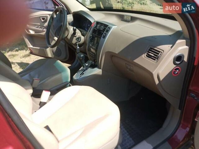 Красный Хендай Туксон, объемом двигателя 1.98 л и пробегом 138 тыс. км за 8899 $, фото 2 на Automoto.ua