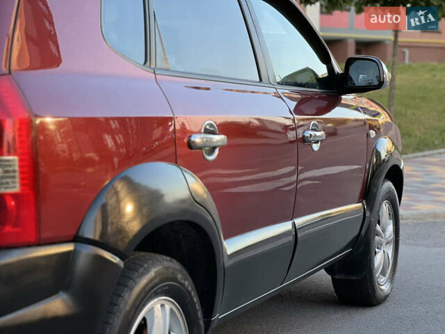 Червоний Хендай Туксон, об'ємом двигуна 2 л та пробігом 228 тис. км за 5999 $, фото 25 на Automoto.ua