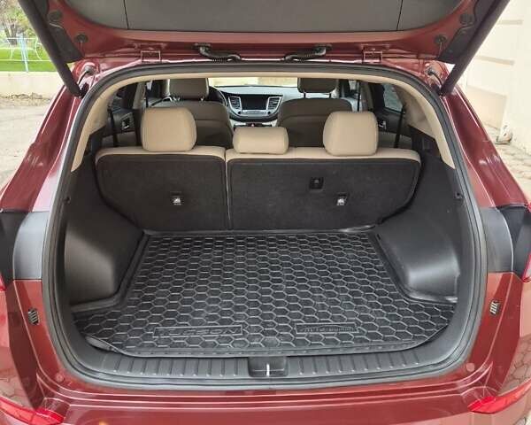 Красный Хендай Туксон, объемом двигателя 2 л и пробегом 97 тыс. км за 20500 $, фото 10 на Automoto.ua