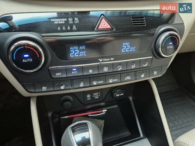 Красный Хендай Туксон, объемом двигателя 2 л и пробегом 97 тыс. км за 20500 $, фото 18 на Automoto.ua