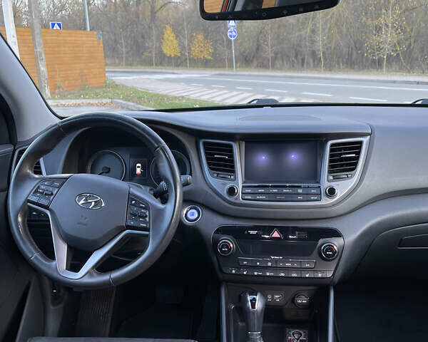 Красный Хендай Туксон, объемом двигателя 1.59 л и пробегом 123 тыс. км за 14600 $, фото 9 на Automoto.ua