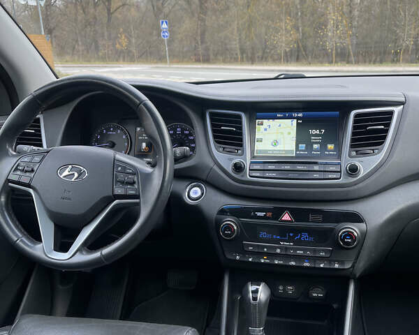 Красный Хендай Туксон, объемом двигателя 1.59 л и пробегом 123 тыс. км за 14600 $, фото 10 на Automoto.ua