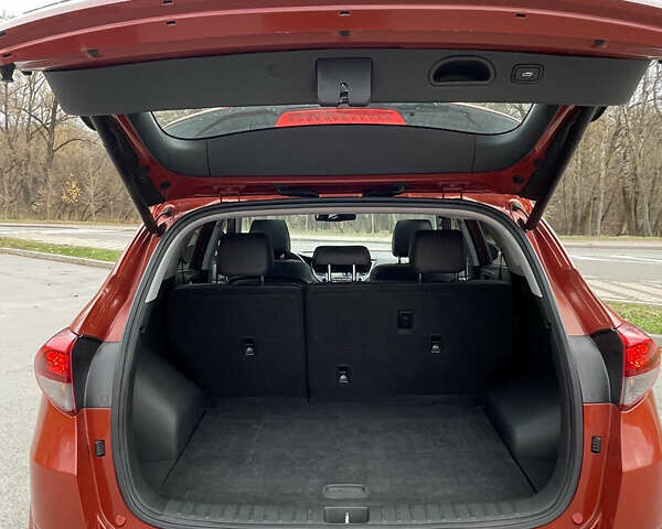 Красный Хендай Туксон, объемом двигателя 1.59 л и пробегом 123 тыс. км за 14600 $, фото 4 на Automoto.ua