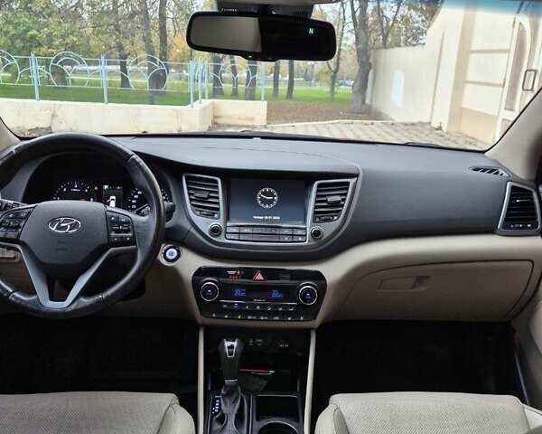 Красный Хендай Туксон, объемом двигателя 2 л и пробегом 97 тыс. км за 20500 $, фото 16 на Automoto.ua