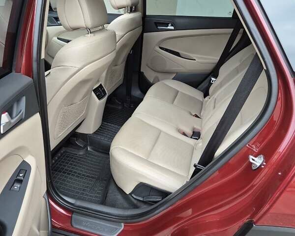 Красный Хендай Туксон, объемом двигателя 2 л и пробегом 97 тыс. км за 20500 $, фото 6 на Automoto.ua