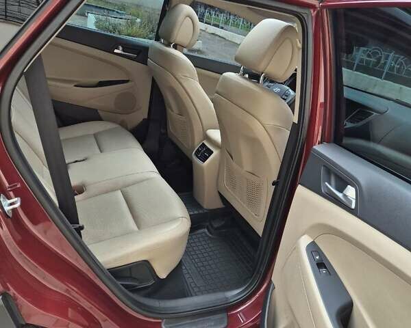 Красный Хендай Туксон, объемом двигателя 2 л и пробегом 97 тыс. км за 20500 $, фото 5 на Automoto.ua
