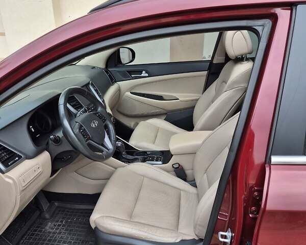 Красный Хендай Туксон, объемом двигателя 2 л и пробегом 97 тыс. км за 20500 $, фото 8 на Automoto.ua