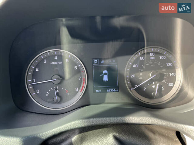 Красный Хендай Туксон, объемом двигателя 2 л и пробегом 133 тыс. км за 14500 $, фото 11 на Automoto.ua