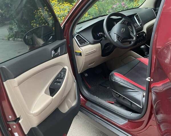 Красный Хендай Туксон, объемом двигателя 2 л и пробегом 93 тыс. км за 15800 $, фото 1 на Automoto.ua